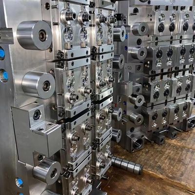 Componenti preformati di plastica PET personalizzati.