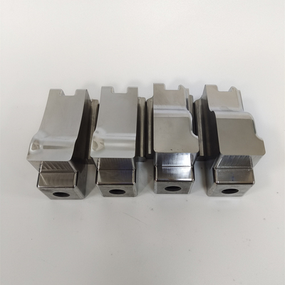 La muffa di macinazione dell'inserzione del centro di CNC si separa il taglio del cavo che elabora per le parti a forma di di foggiatura dell'iniezione